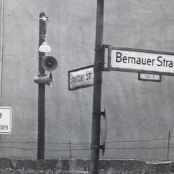 [Translated Title] At Bernauerstrasse Large Loudspeaker Have Been Installed to Proclaim East German Propaganda