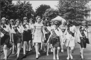 Julie Nixon Eisenhower With A Group Of Girl Scouts